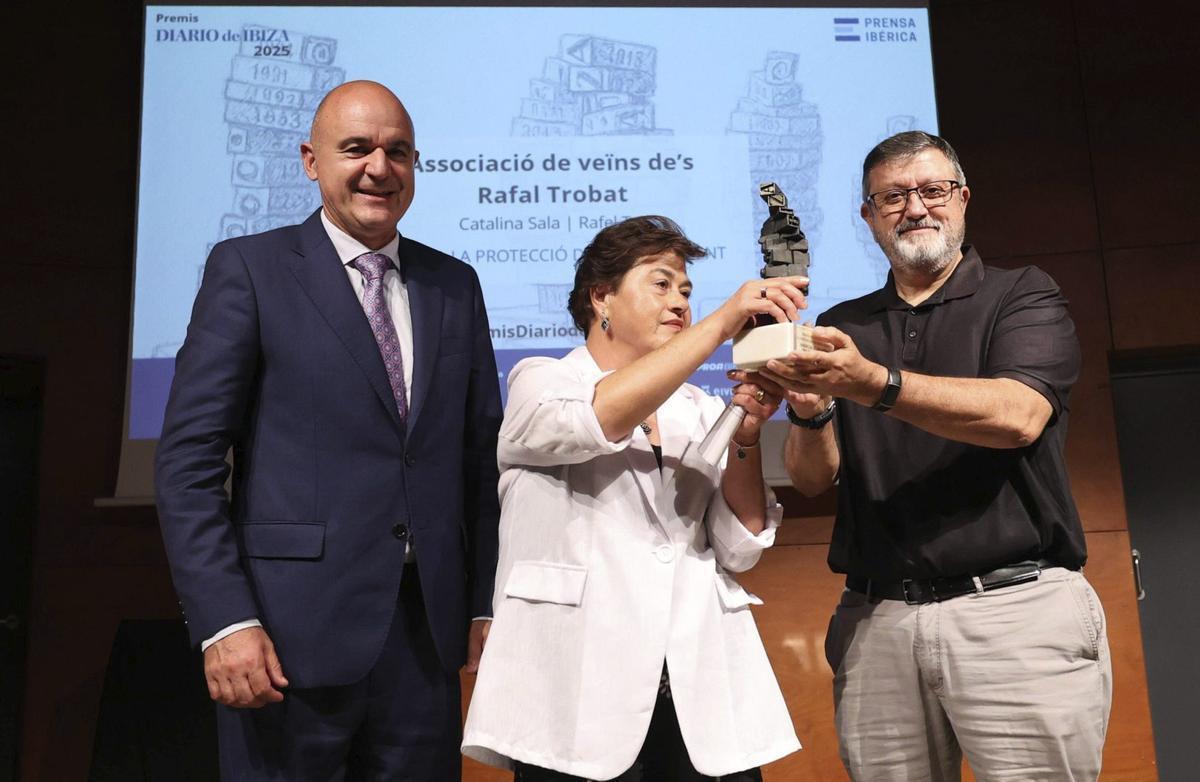 Rafel Tur, recogiendo el premio Diario de Ibiza 2025 en presencia del presidente del Consell