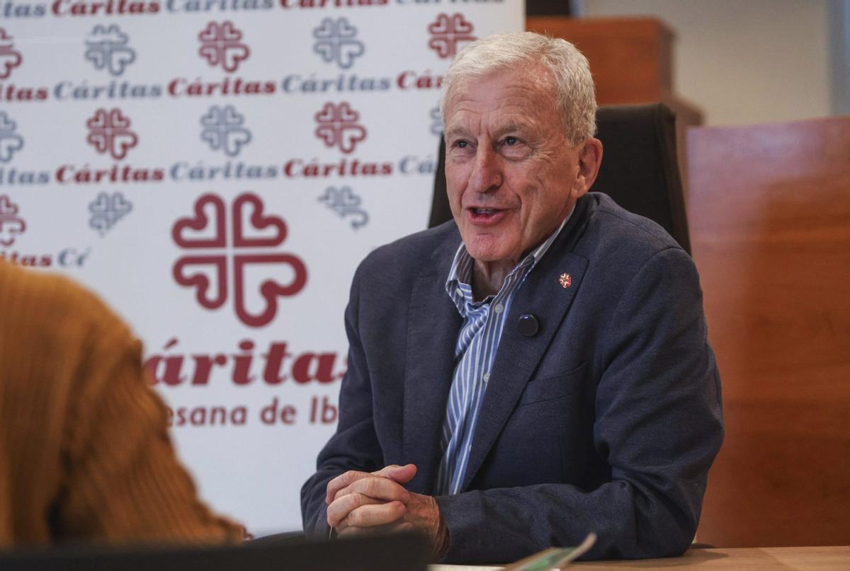 Un momento de la entrevista a Manuel Bretón Romero, que además de presidir Cáritas y Foessa es teniente general retirado.  | T.E.