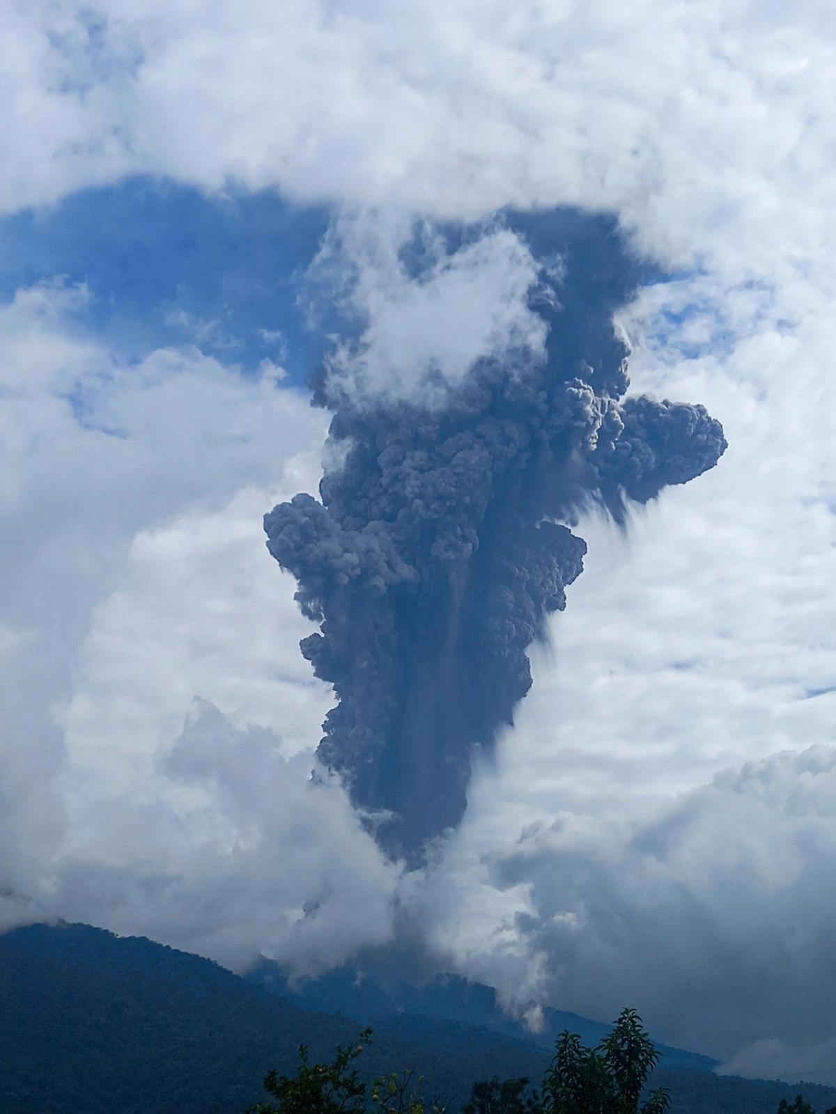 La erupción del volcán Marapi, en Indonesia, mata al menos a 11 alpinistas