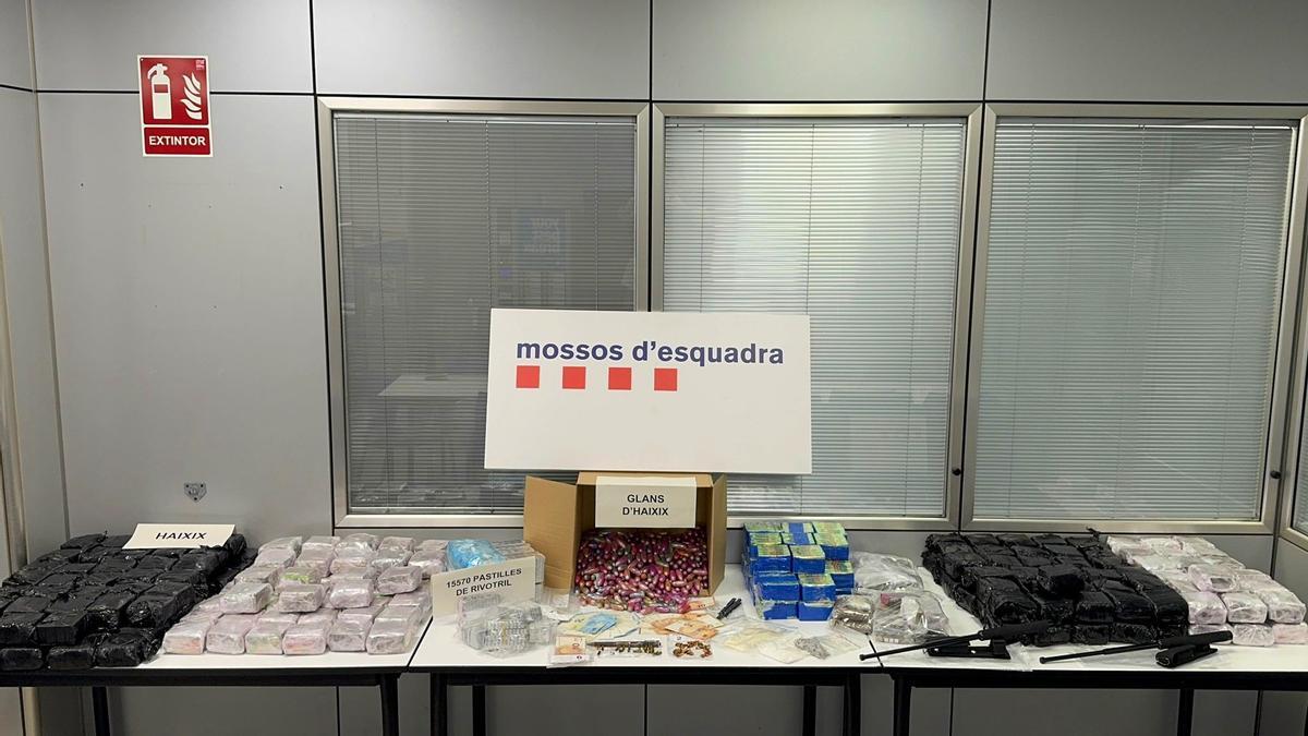 Droga intervenida tras la redada en el piso de l'Hospitalet
