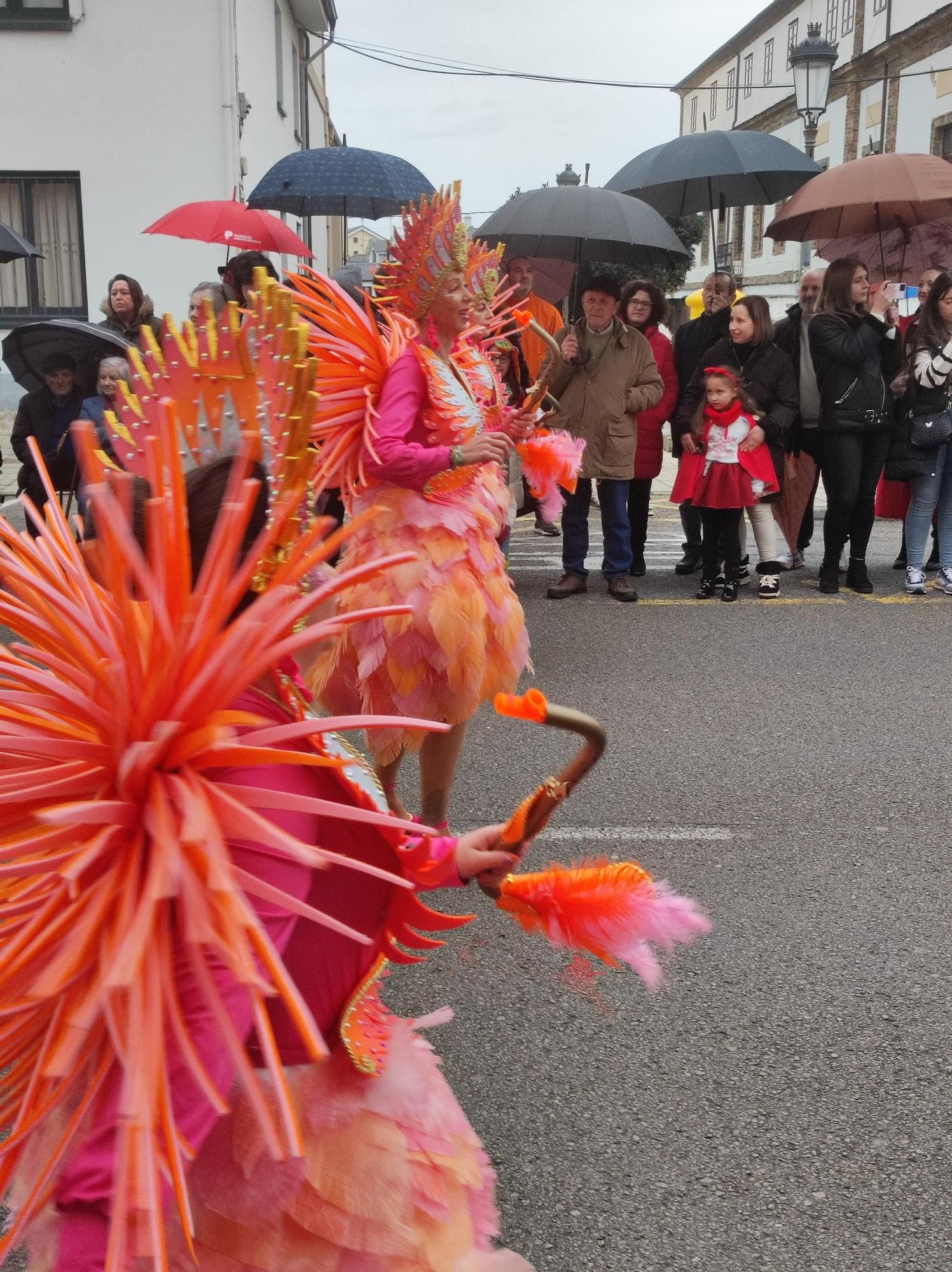 En imágenes: Las calles de Tapia se llenan para ver su vistoso desfile de Carnaval