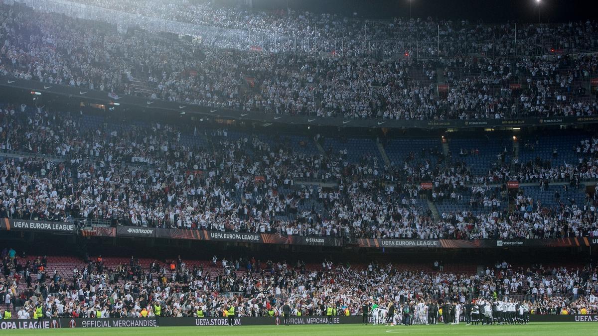 Los jugadores del Eintracht festejan con miles de alemanes en el Camp Nou la eliminación del Barça.