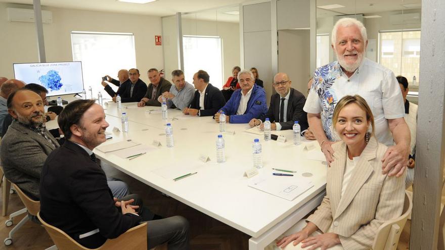 Reunión de la conselleira de Política Social y el profesor Poulain con alcaldes ayer en Lalín.   | // BERNABÉ / J. L.