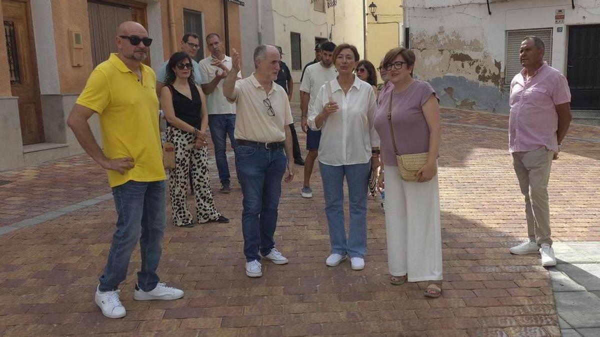La subfelegado García Valls y la alcaldesa Climent, durante el recorrido por Segorbe.