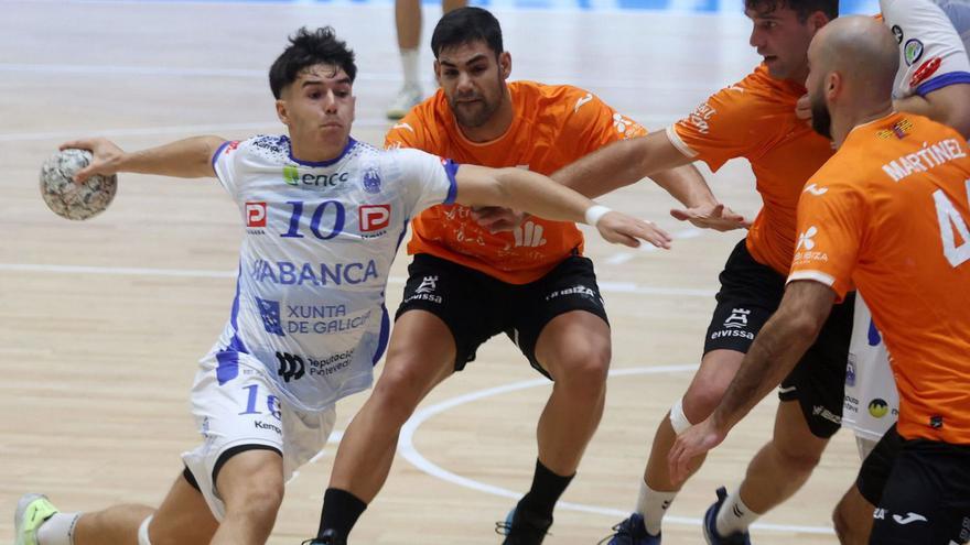 Iago Costas trata de separarse de la maraña defensiva rival en el Cisne-Eivissa. |  Gustavo Santos