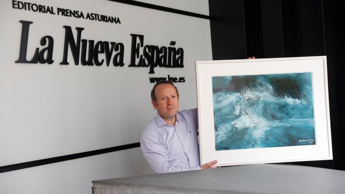 Guillermo Simón, con «La nueva ola» en la sede de LA NUEVA ESPAÑA, en Oviedo.