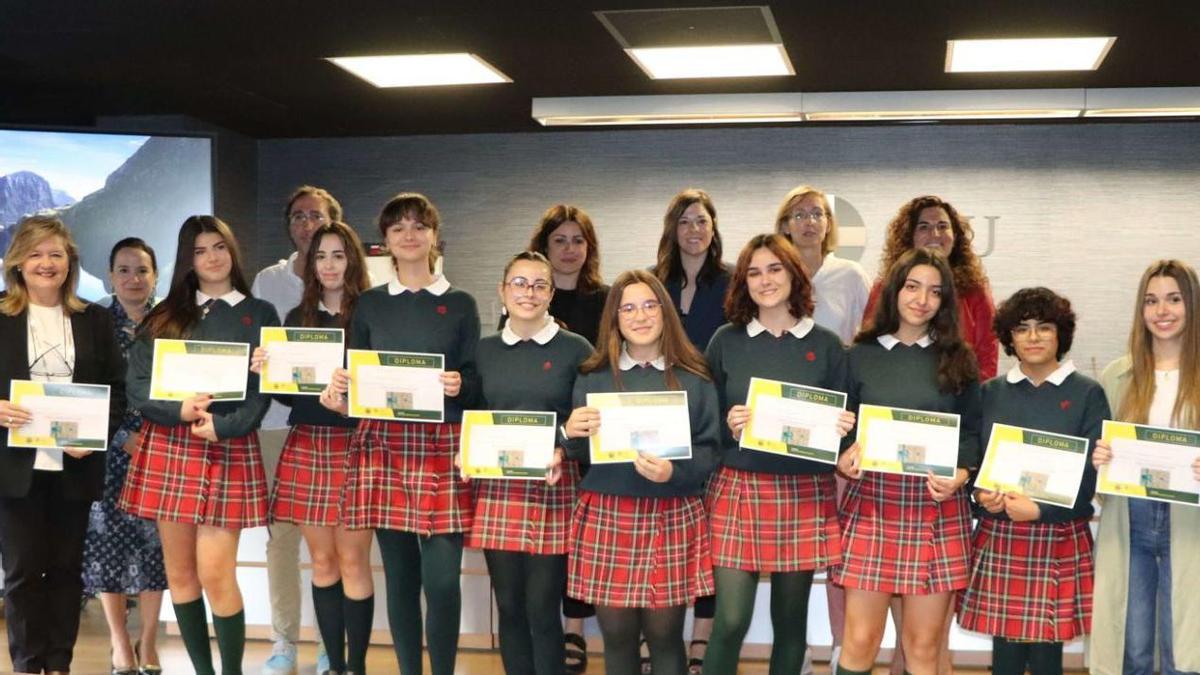 Alumnas del Colegio Altozano, ganadoras del primer premio.