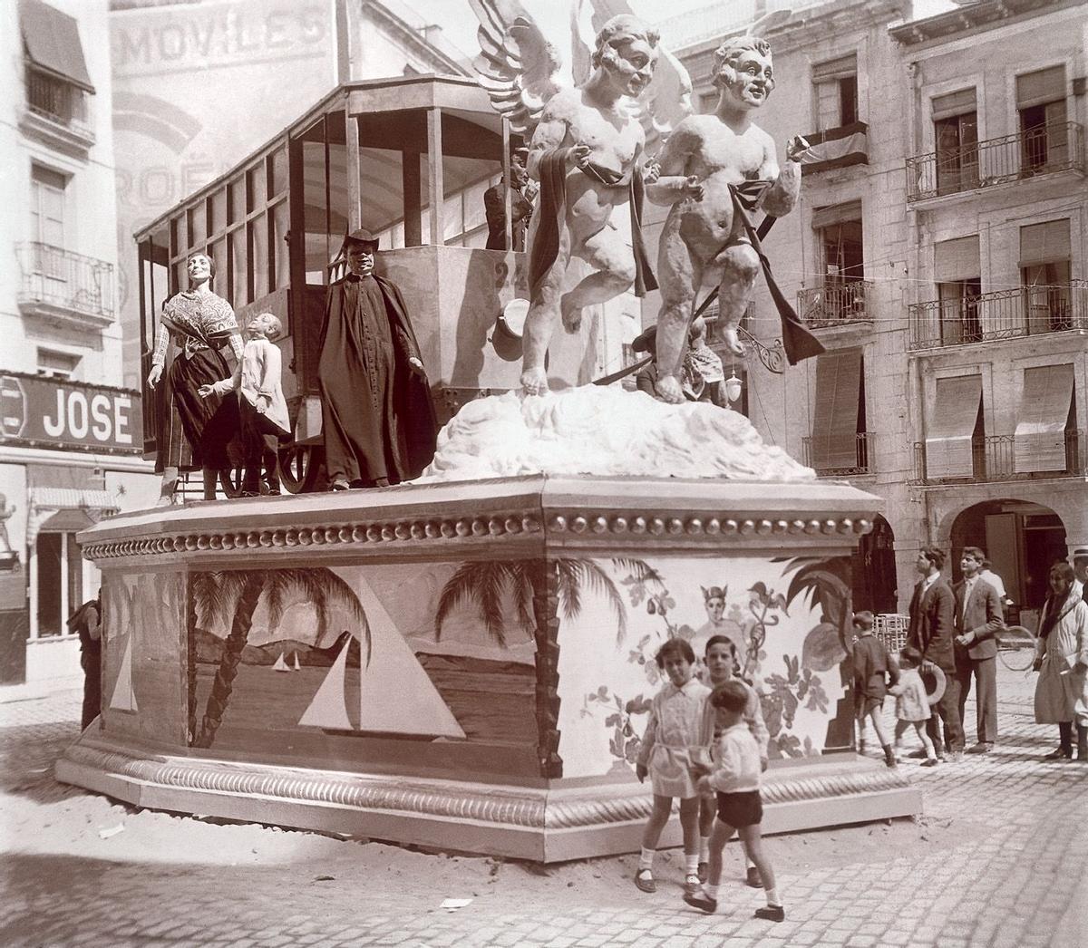 Hoguera ubicada en la plaza del Ayuntamiento de Alicante en 1928.