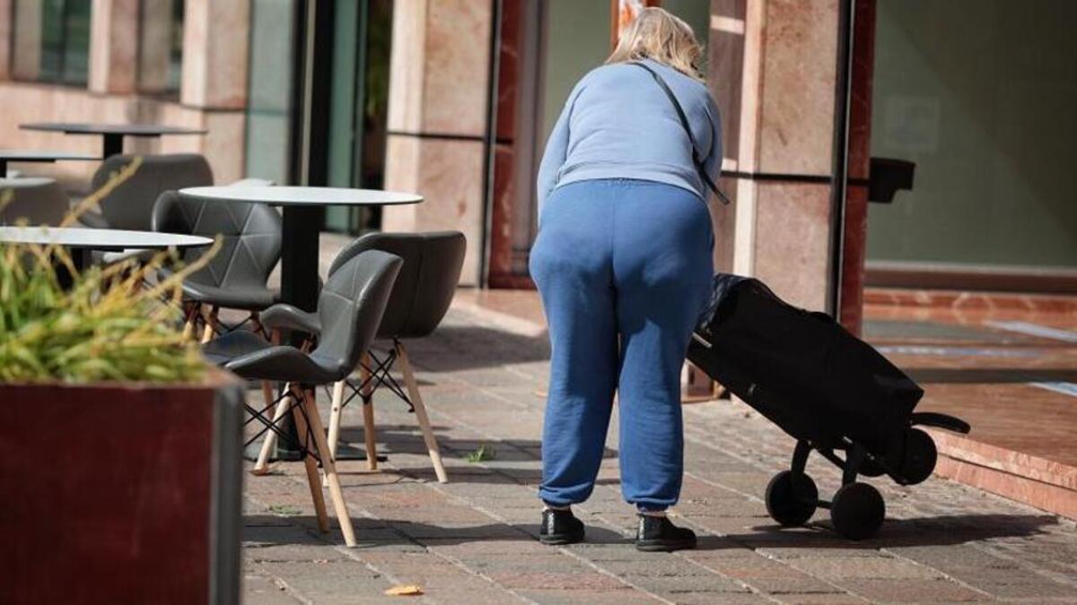 Una mujer sube el carro de la compra.