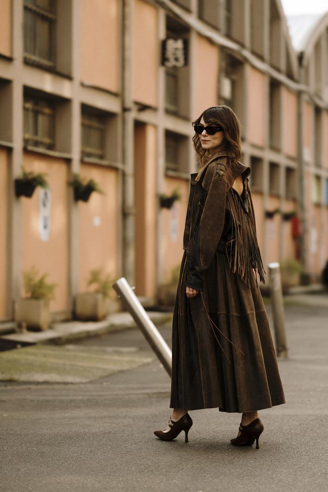 Look con chaqueta de flecos estilo 'cowboy' captado en el 'street style' de Milán