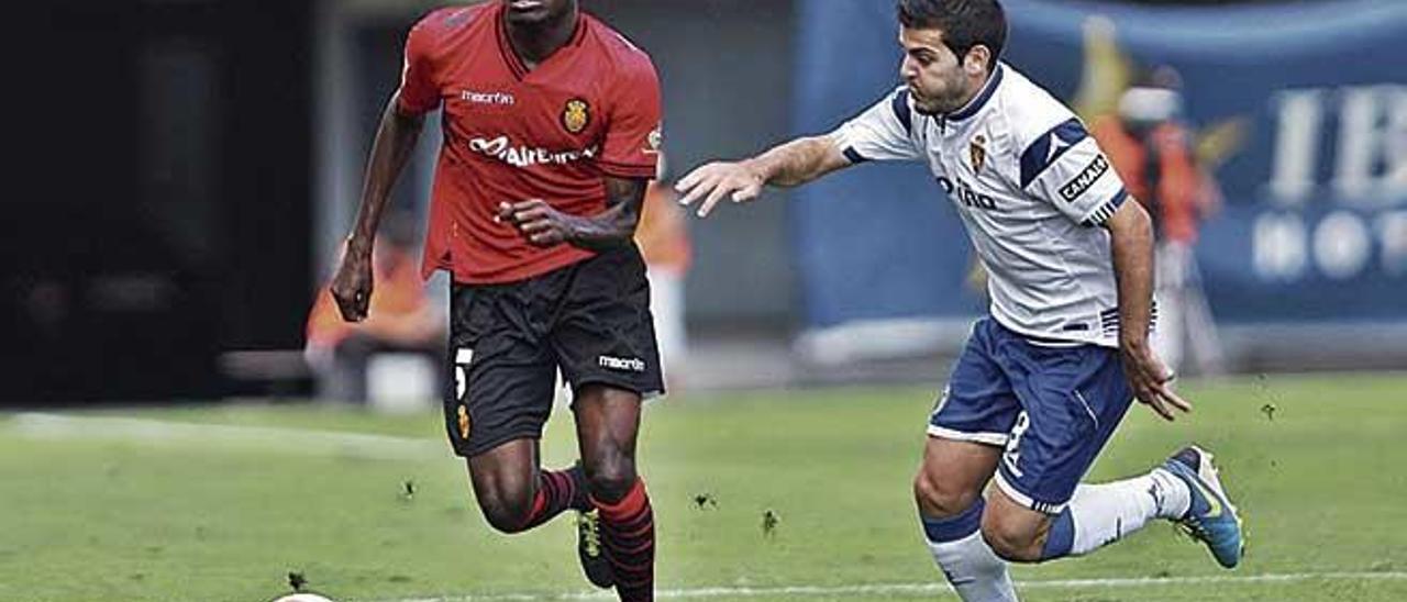 Thomas conduce el balÃ³n en un partido del Mallorca ante el Zaragoza en 2013.