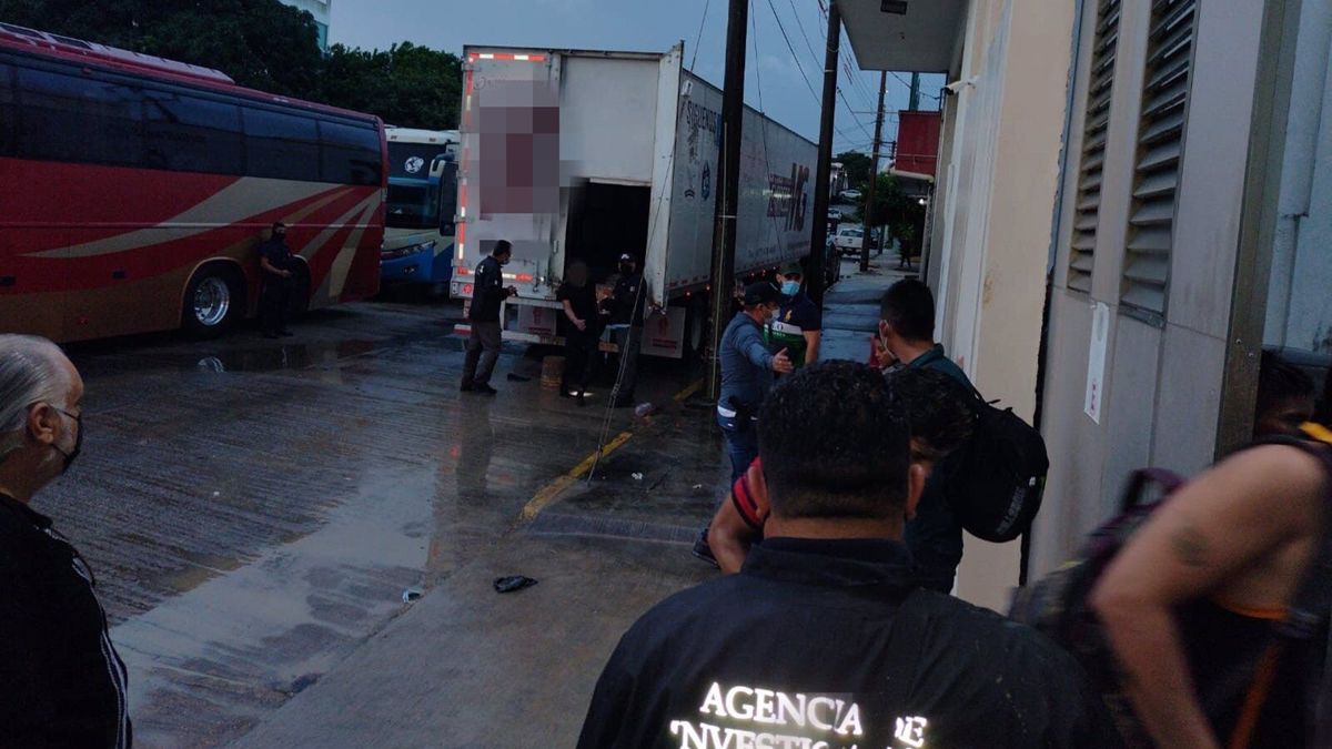 Imagen de uno de los dos camiones en los que se interceptaron 600 migrantes en México.