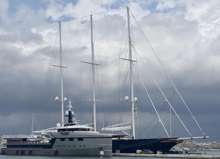 Die imposanten Yachten von Jeff Bezos im Juli 2023 im Club de Mar in Palma.