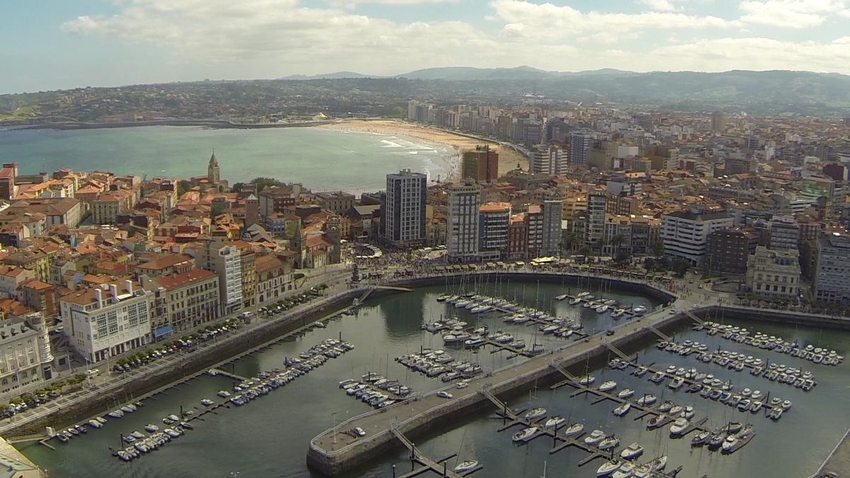 Una vista de Gijón con Cimavilla en primer término y La Arena al fondo