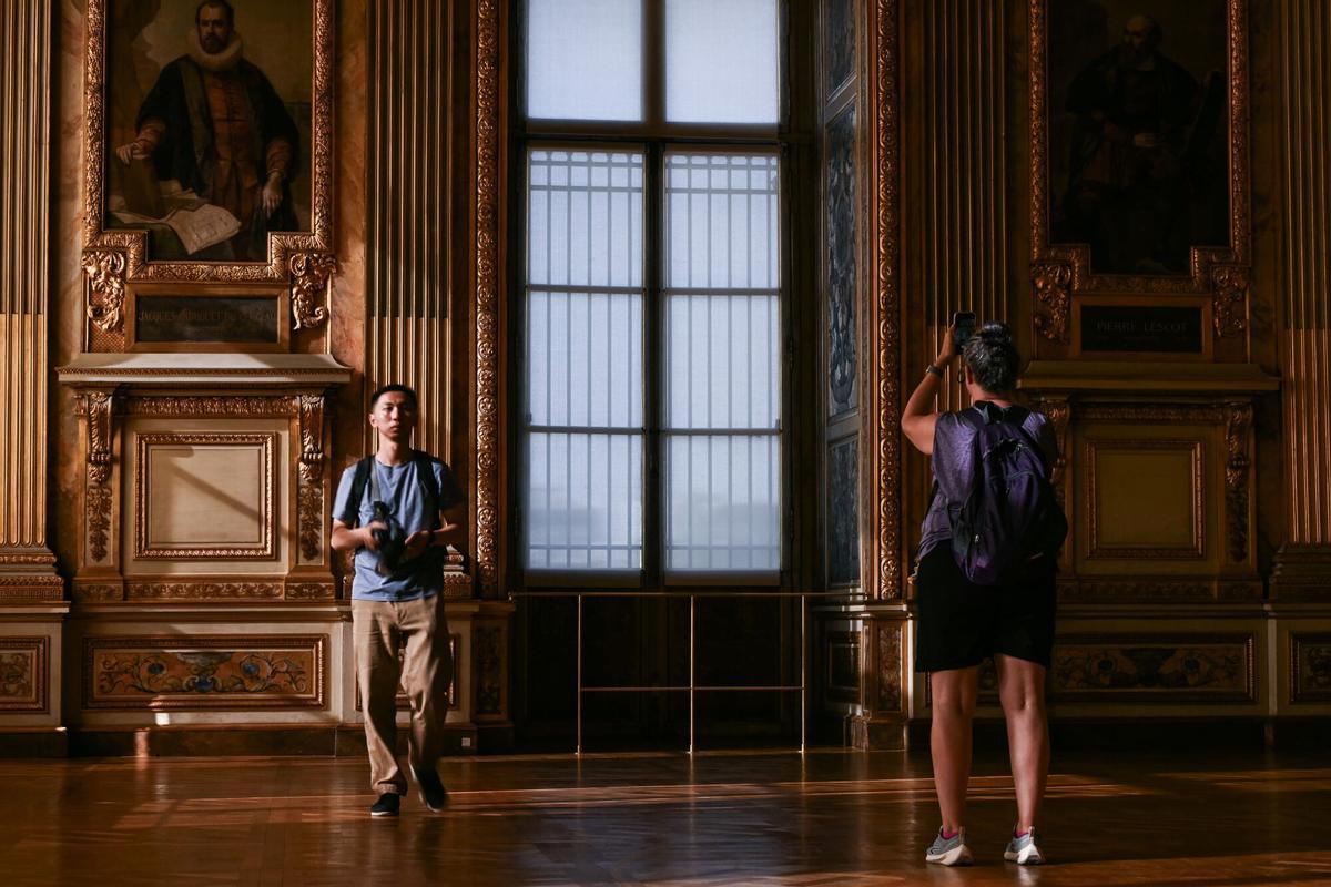 La Galería Apolo del Louvre, escenario del espectacular robo de joyas en octubre de 2025, reabre hoy al público sin vitrinas ni joyas