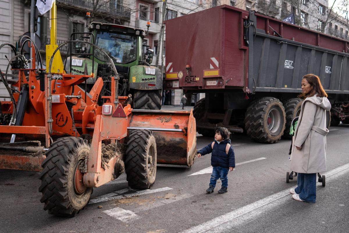 Tractorada en el centro de Barcelona, este viernes.