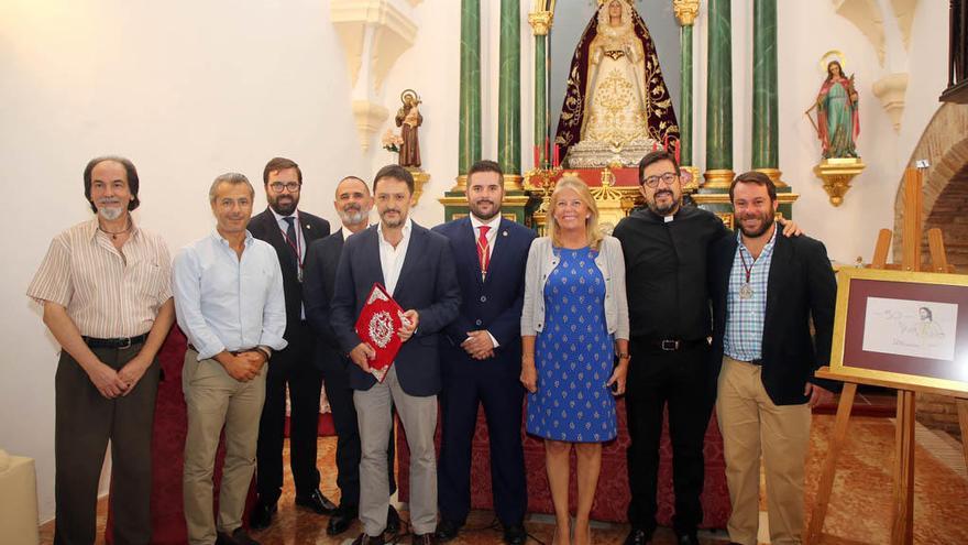 La alcaldesa con el hermano mayor de La Pollinica y directivos de la cofradía.