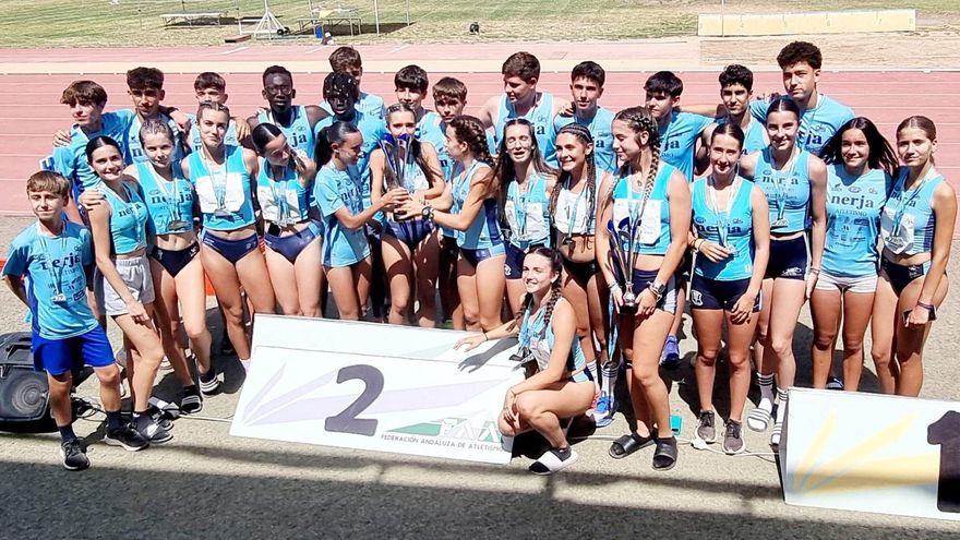 Los dos equipos celestes posaron a la conclusión de este nuevo Andaluz sub-16 de atletismo.
