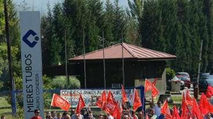 Marcha de protesta de trabajadores de Mieres Tubos.