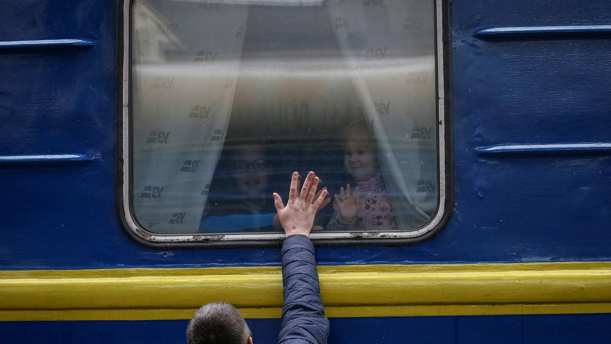 Un padre ucraniano se despide de sus hijos, evacuados en tren