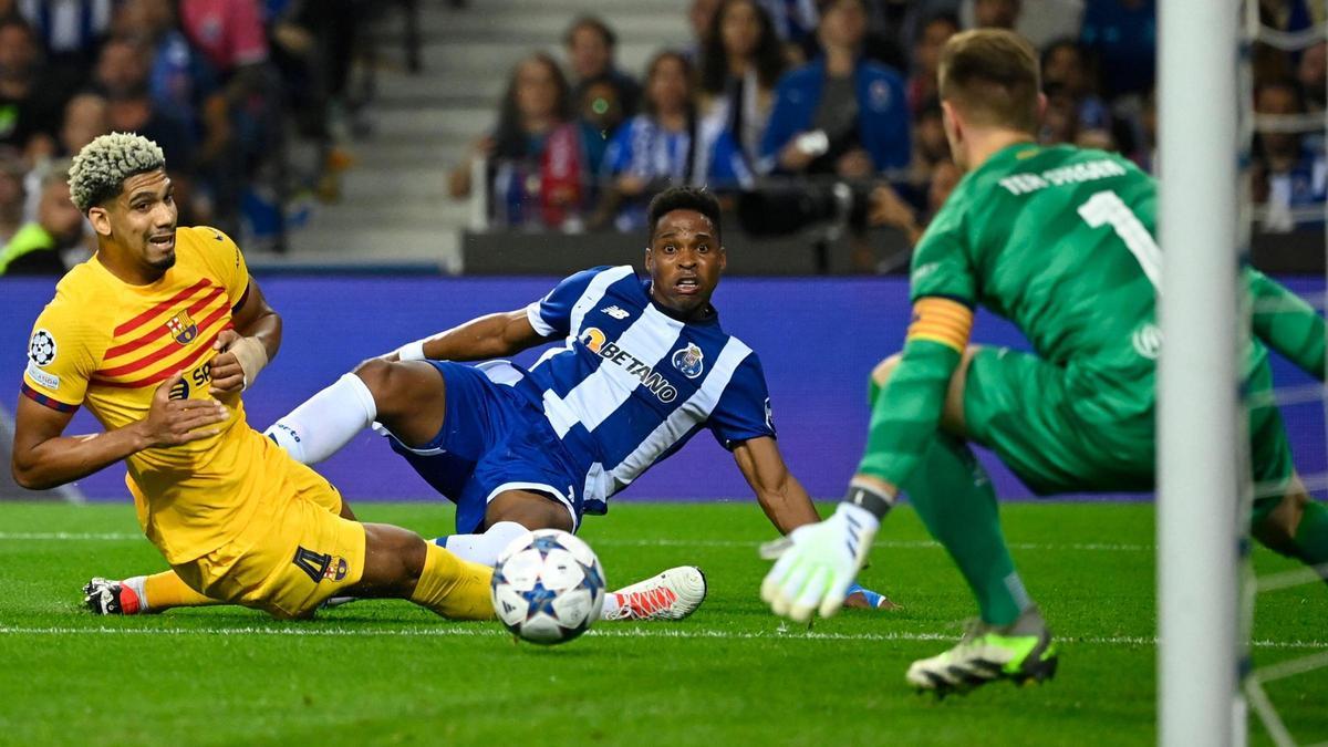 Araujo no logra interceptar un tiro de Wendell al marco de Ter Stegen.