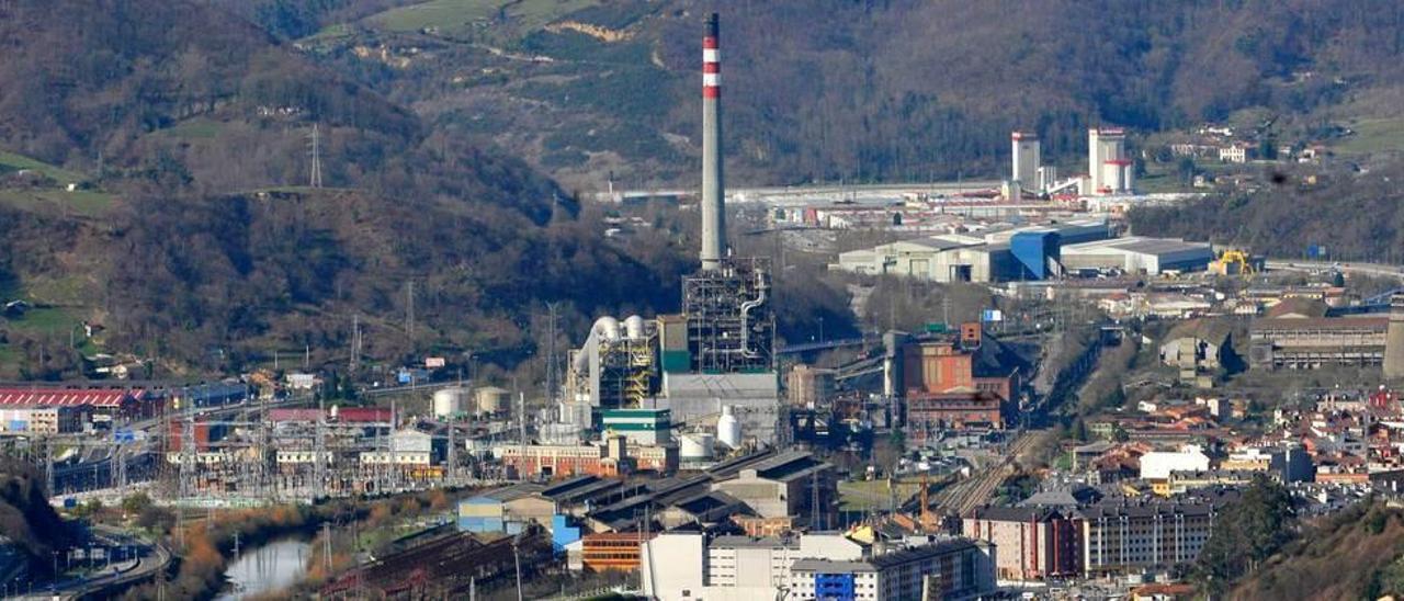 En el centro de la imagen, la térmica de Lada, presidida por la gran chimenea, con la subestación a la izquierda y los terrenos de Nitrastur a la derecha.