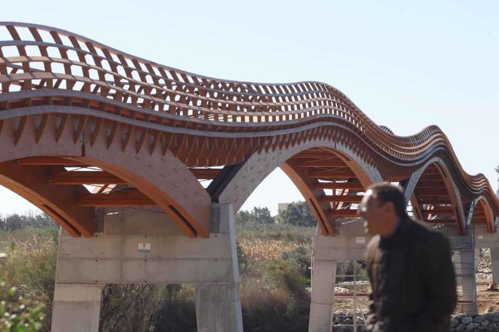 Sin fecha oficial para su apertura, la pasarela de madera que conecta la rotonda junto al Estadio de Atletismo y el Martín Carpena con la orilla opuesta del río Guadalhorce ya está instalada.