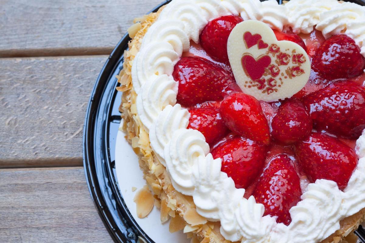 Descubre cómo se hace una tarta para San Valentín.