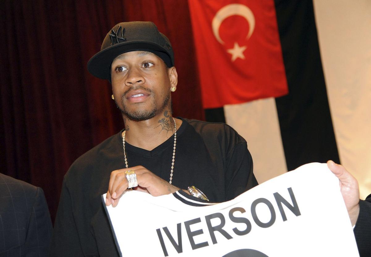 AGX04.NUEVA YORK (ESTADOS UNIDOS).29/10/2010.- El ex jugador de la NBA Allen Iverson muestra su nueva camiseta tras anunciar en rueda de prensa su fichaje por el Besiktas turco, hoy viernes 29 de octubre de 2010 en Nueva York, Estados Unidos. EFE/ANDREW GOMBERT. HORIZONTAL