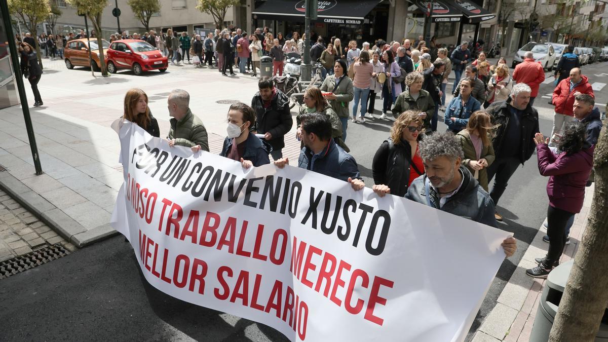 PROTESTA DE TRABAJADORAS DEL HOSPITAL POVISA ( VIGO ), RECLAMANDO UN CONVENIO JUSTO Y UN MEJOR SALARIO.