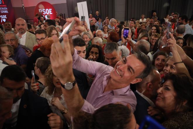 Pedro Sánchez celebra con Dani Pérez el 'cumpleaños' del PSOE en Málaga