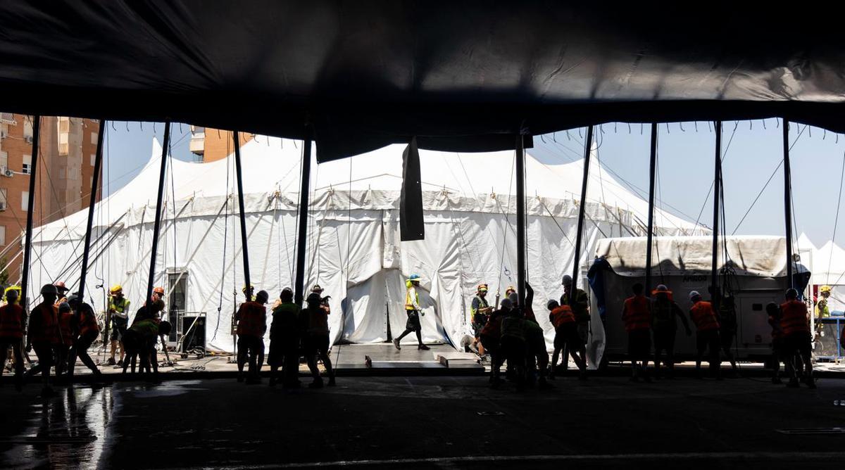 Momento en el que se ha completado la elevación de la gran carpa