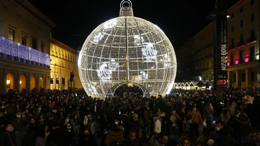 Una gran bola de luz, de 12 metros de altura, preside este año las actividades de Navidad en la plaza del Pilar de Zaragoza.