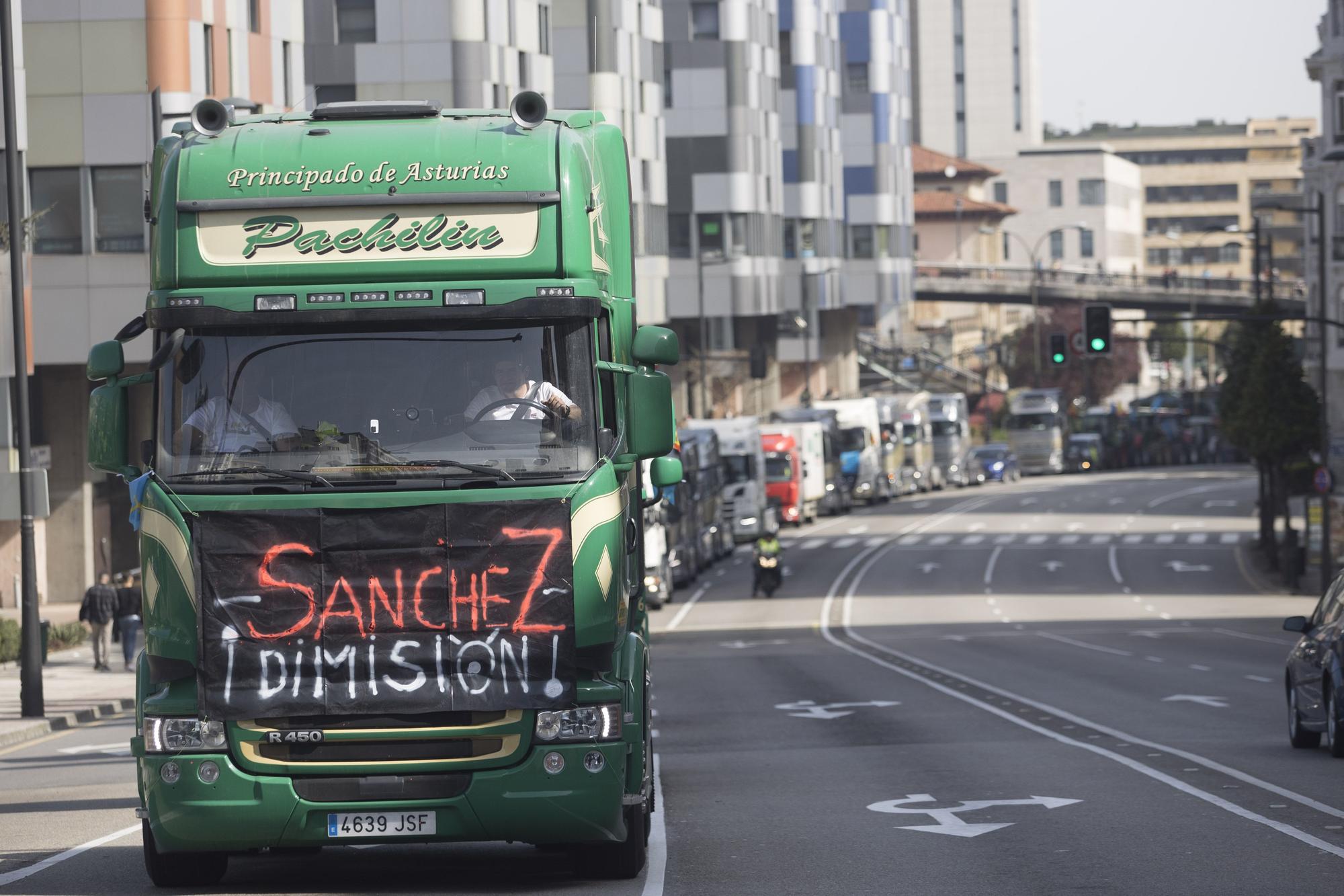 EN IMÁGENES: Los transportistas inundan las calles de Oviedo de camiones para visibilizar su protesta