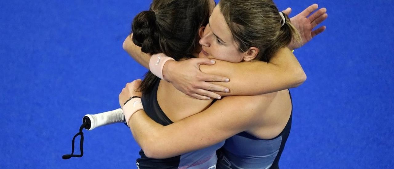 Paula Josemaría y Ariana Sánchez se abrazan tras ganar su partido de cuartos.