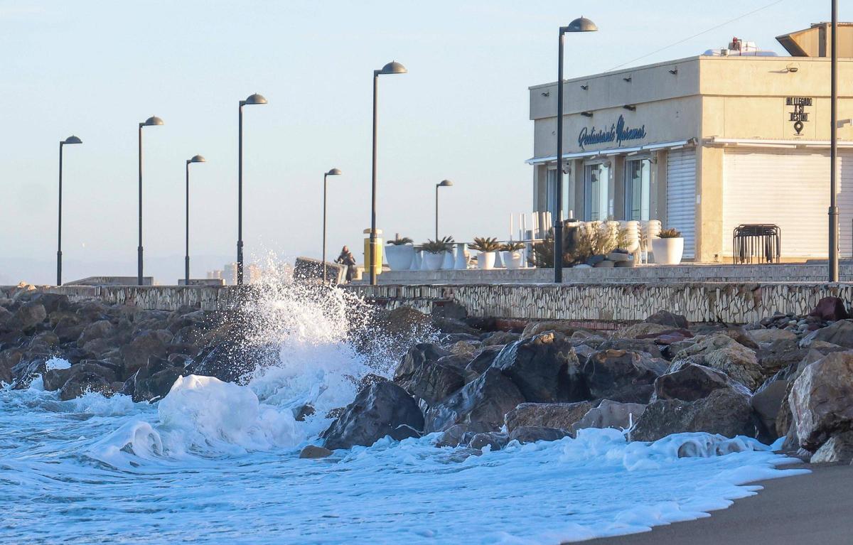 El mar golpea el paseo de Pinedo