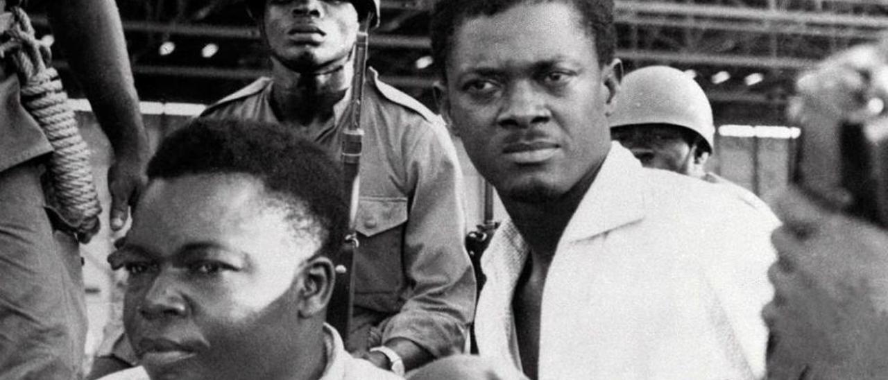 Lumumba, a la derecha, tras ser detenido por Mobutu, en 1960.