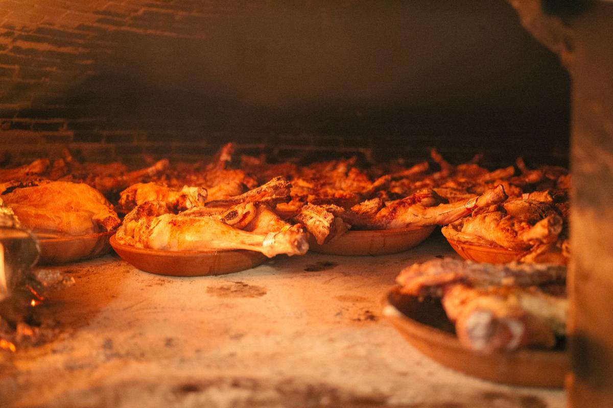 Interior del horno de El Pastor repleto de lechazos cocinándose. 