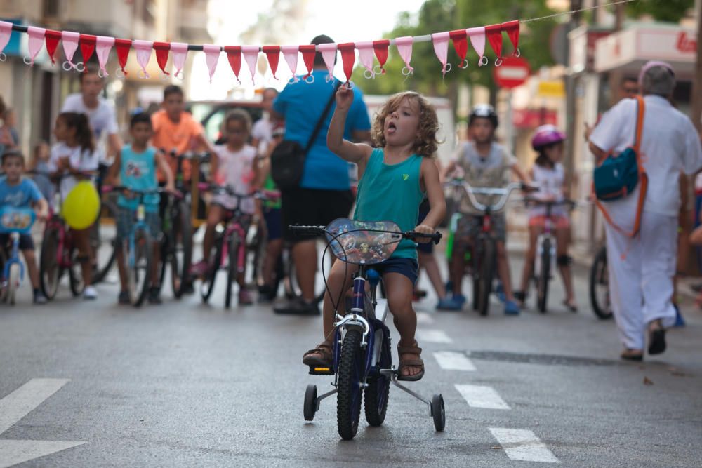 Los niños participan en las fiestas de Santa Pola día y noche, con sus petardos, con juegos y actividades pensadas para ellos y con bailes en las kábilas y barracas