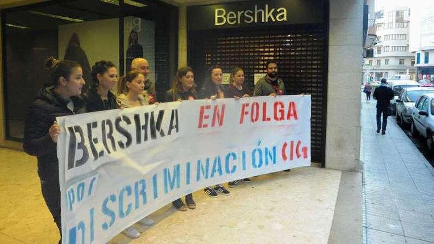 Las trabajadoras de Bershka comenzaron la huelga indefinida el jueves de la semana pasada. // Iñaki Abella