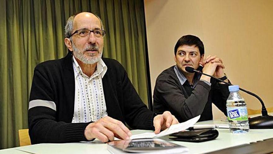 Josep Maria Aloy amb l&#039;editor Jaume Huch (dreta), en la presentació del llibre «Et diran que llegeixis, Bernat» al Casino, ara fa deu anys