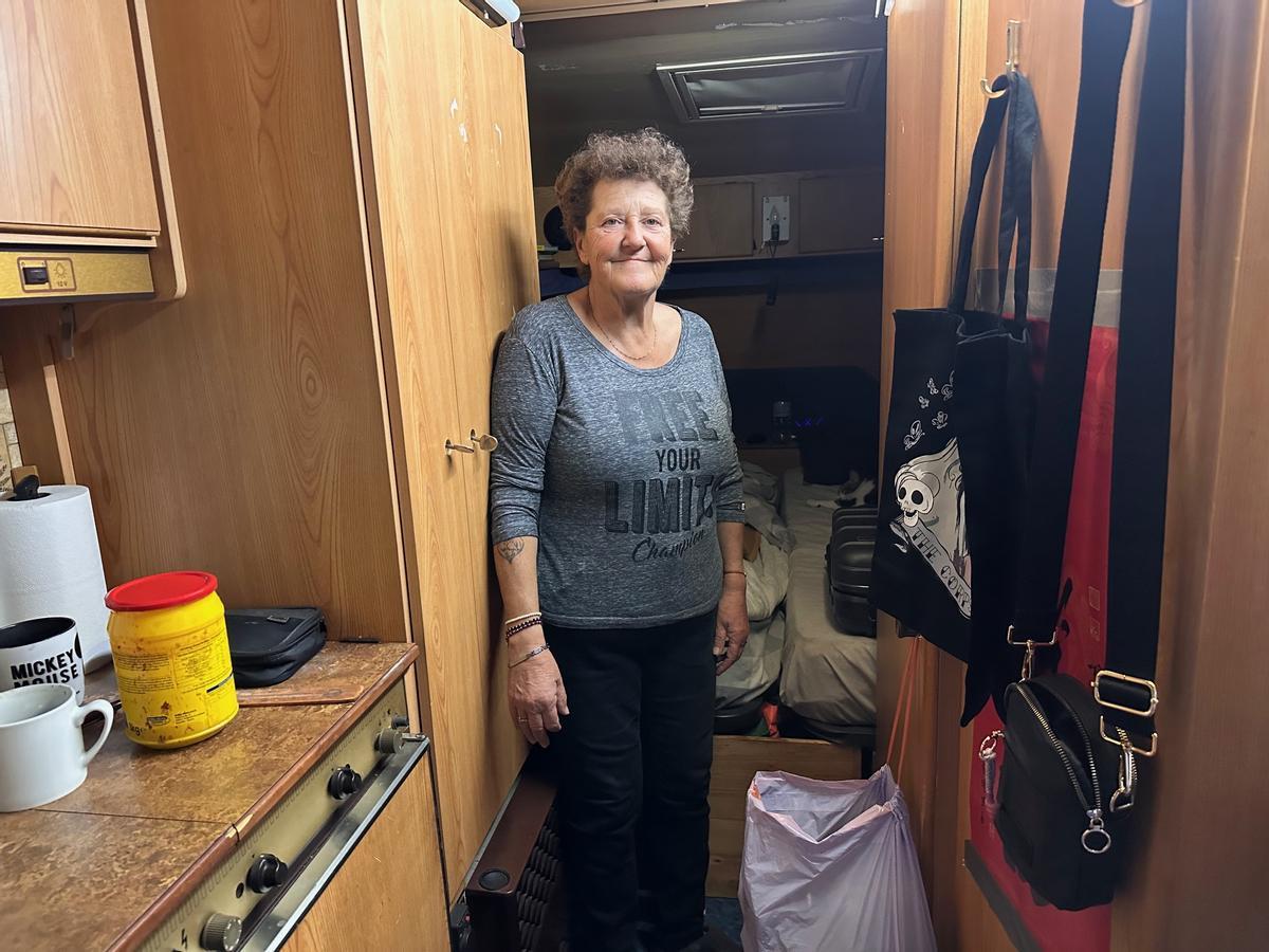 Begoña Iglesias in ihrem Wohnwagen-Zuhause, das sie mit ihrem 23-jährigen Sohn teilt.