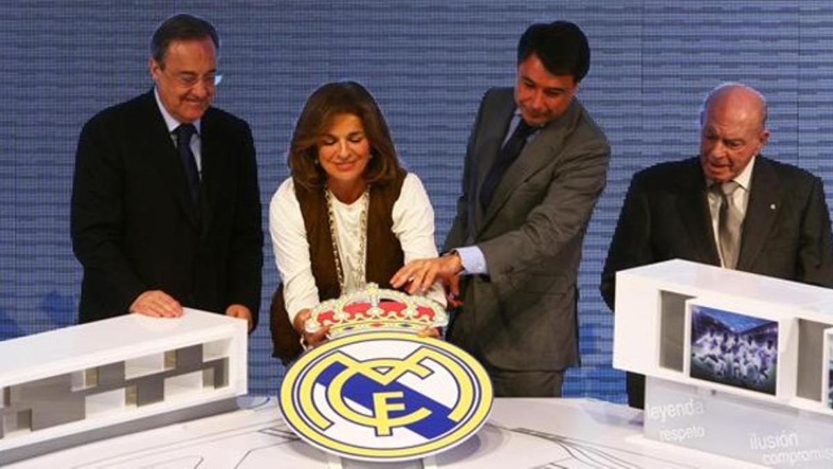 Florentino Pérez, Ana Botella, Ignacio González y Alfredo di Stéfano. en la presentación de la tercera fase de la ciudad deportiva de Valdebebas, en noviembre del 2012.