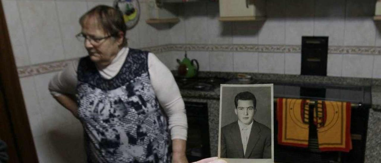 La hermana del secuestrado, María Álvarez, en su casa de Ramirás. En la foto, Miguel de joven. // J. Regal