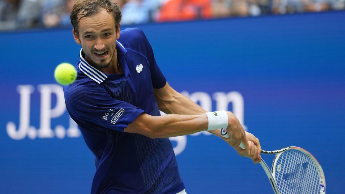 Medvedev, devolviendo una bola de Djokovic durante la final