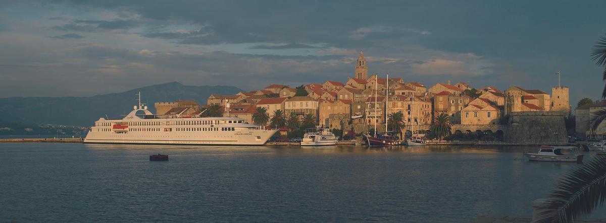 Korkula y el barco MS La Belle de l’Adriatique de CroisiEurope atracado en muelle.