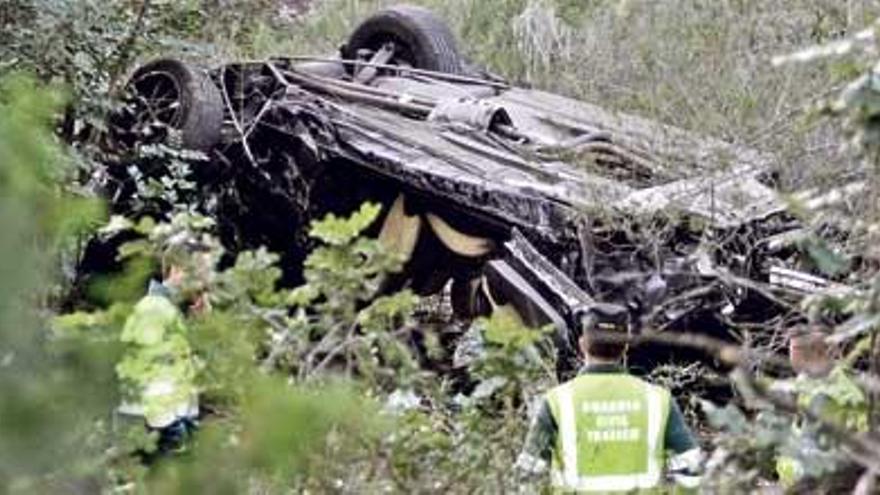 El BMW descapotable siniestrado en la autopista de Andratx el pasado 16 de abril quedó volcado en un terraplén en una zona boscosa.