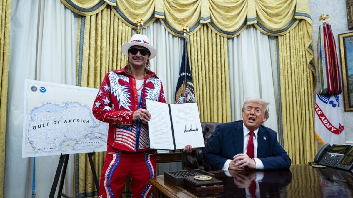 Donald Trump y el cantante Kid Rock, tras la firma de una orden ejecutiva el pasado 31 de marzo.