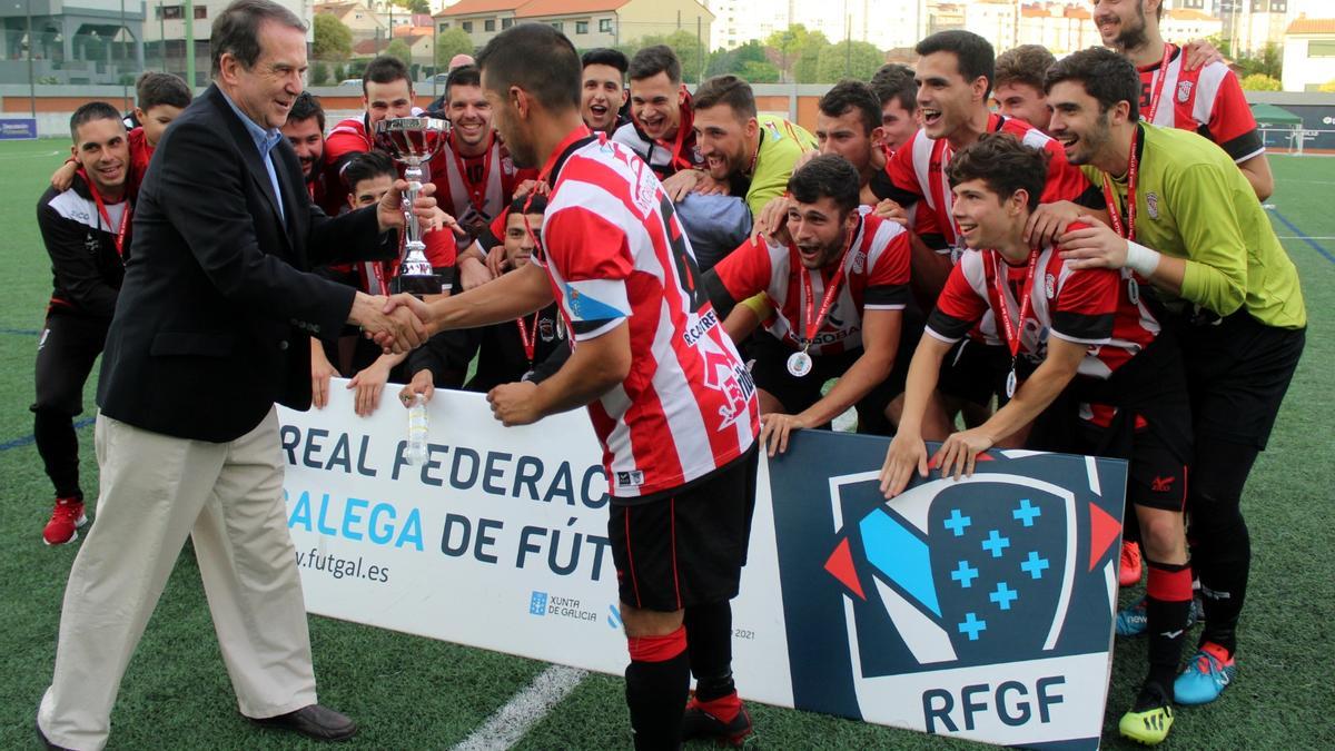 Abel Caballero entrega el trofeo al Castrelos, campeón de la Copa Vigo en su última edición, en 2019.