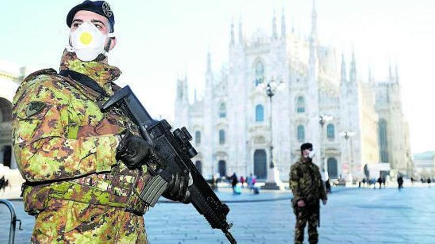 Soldados italianos ante el Duomo de Milán el pasado 24 de febrero. |   // FLAVIO LO SCALZO